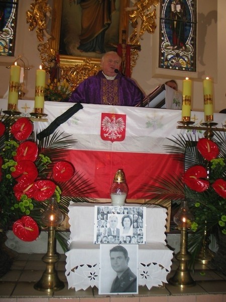 W maleńkim miasteczku Chocianów odbyła się msza święta upamiętniająca śmierć drugiego pilota Tupolewa, majora Roberta Grzywny
