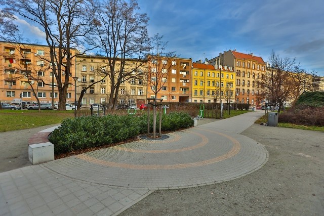 Skwer Skaczącej Gwiazdy na wrocławskim Ołbinie, na przestrzeni ostatnich lat przeszedł ogromną metamorfozę. Teren został uprzątnięty i zagospodarowany, nasadzono nową zieleń i wybudowano plac zabaw. Najnowszym elementem jest też teren pod gastronomię. Przesuwaj slajdy klikają w strzałki, używaj klawiszy lub gestów ------------→