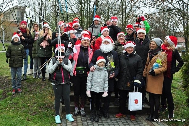 W sobotę, 8 grudnia, z terenu Parku imienia Adama Bienia w Staszowie wyruszył V Marsz Nordic Walking w poszukiwaniu świętego Mikołaja. Rozgrzewkę przed trasą poprowadziła trenerka personalna Joanna Słomińska. A świętym Mikołajem okazał się być...burmistrza Staszowa Leszek Kopeć - miał siwą brodę, czapkę, a także słodką przekąskę dla uczestników wydarzenia. Zobacz więcej na kolejnych slajdach. [B]POLECAMY RÓWNIEŻ:[/B] Na te psy musisz mieć pozwolenie urzędnika! To groźne zwierzęta!ZOBACZ TAKŻE: FLESZ. ŚWIĘTA DADZĄ NAM PO KIESZENI, ZNÓW WYDAMY WIĘCEJŹródło:vivi24