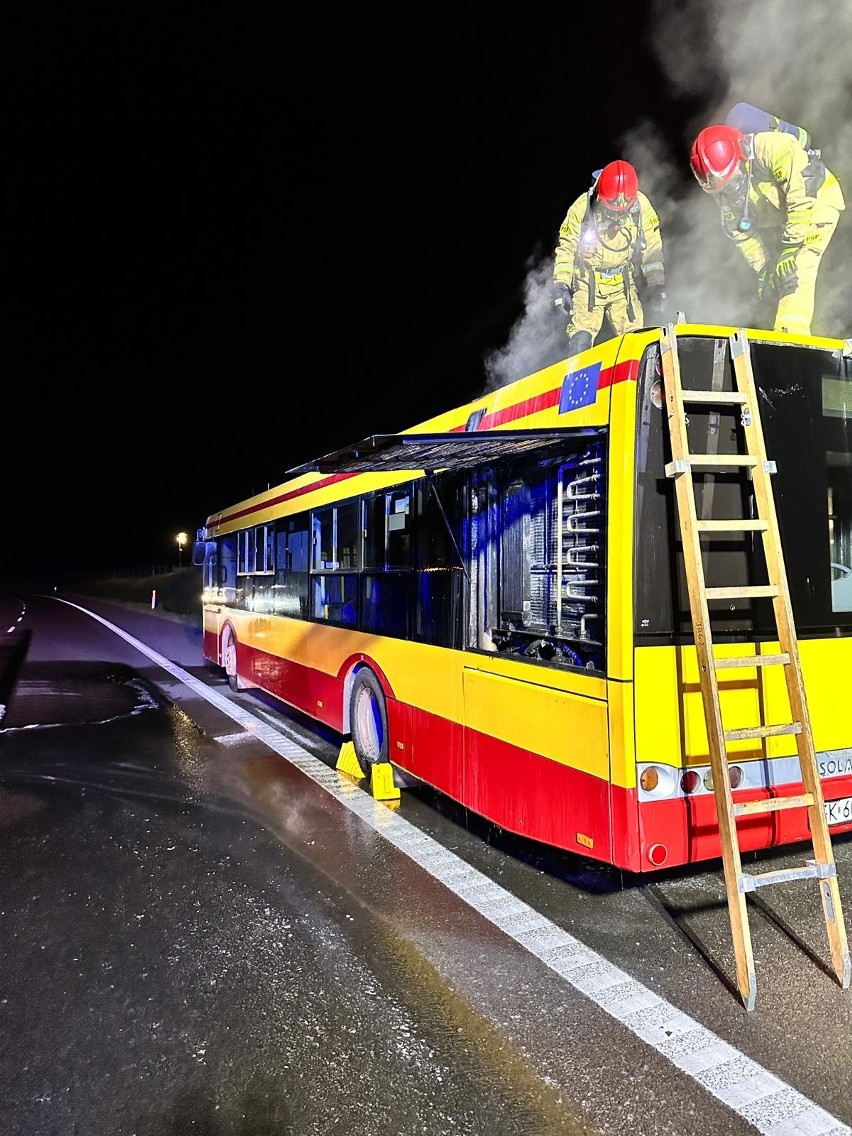 Pożar autobusu miejskiego na trasie S7 w miejscowości Gruszka. Kierowca zdołał uciec