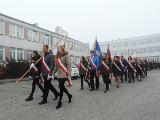 Uroczystości rozpoczęły się od złożenia kwiatów pod tablicą Jana Pawła II, która znajduje się na gmachu szkoły. Następnie wszyscy przemaszerowali do kościoła, gdzie odbyła się msza święta.