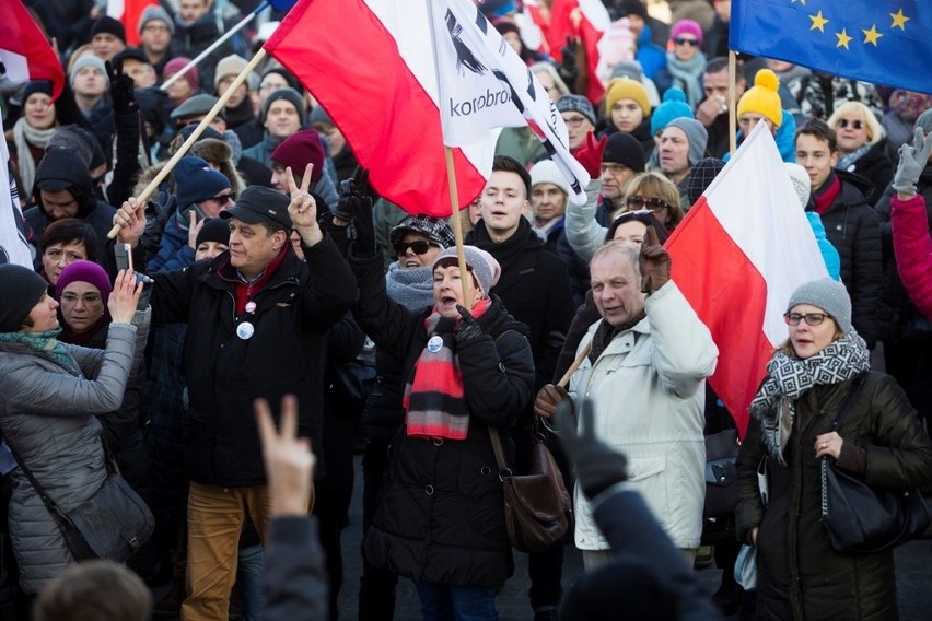 "Dość niszczenia państwa". Protest opozycji w centrum Krakowa [WIDEO, ZDJĘCIA]