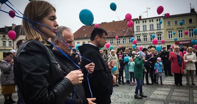 Z okazji Dnia Dziecka Utraconego w Darłowie zbierano pieniądze na budowę miejsca pochówku i pamięci dzieci nienarodzonych. - Widzimy, jak dużo dobra przyniosły te inicjatywy w innych miejscach, także w naszej diecezji: w Koszalinie, w Słupsku, Szczecinku czy Pile. O tym, że w Darłowie jest potrzeba stworzenia miejsca pamięci i pochówku pokazuje chociażby to, że dzisiaj nikomu już nie musimy tłumaczyć po co tu stoimy z puszkami. Ludzie podchodzą, wrzucają chociaż kilka złotych, ale też dzielą się swoim bólem po stracie dziecka - mówiła Joanna Klimowicz, szefowa Fundacji „Morze Miłości”.Podczas niedzielnej kwesty zebrano łącznie blisko 11, 600 tys. złotych. - Mamy już wyznaczoną kwaterę na starym cmentarzu i w pierwszej kolejności chcemy stworzyć miejsce pochówku oraz zbudować grobowiec. Potem pomyślimy o tym, by stanął tam pomnik. Równie ważne jest dla nas opracowanie mechanizmów, które nie tyle wypracują procedury, co ułatwią wchodzenie w życie istniejących już prawnych rozwiązań w szpitalu, w urzędach i instytucjach – dodaje Joanna Klimowicz.Zobacz także Festyn rycerski w Darłowie