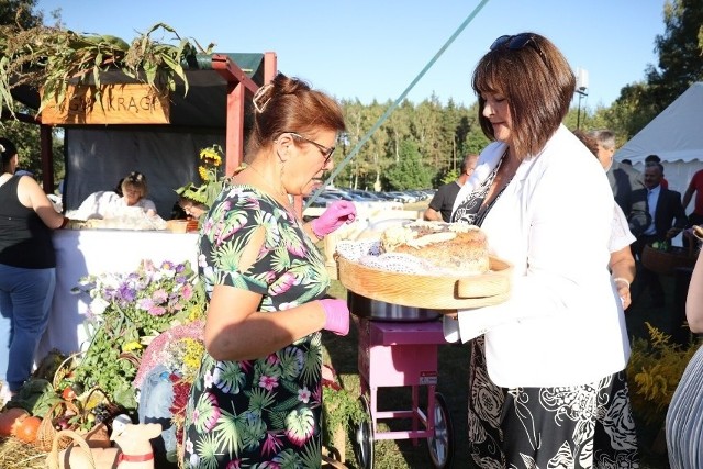 Burmistrz Dorota Chrzanowska (z prawej) dzieli dożynkowy bochen chleba