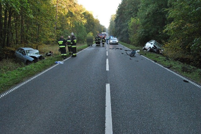 Do czołowego zderzenia doszło w niedzielę (6 października) w Szczepicach na drodze powiatu nakielskiego. Trzy osoby zostały ranne i przewiezione do szpitala.