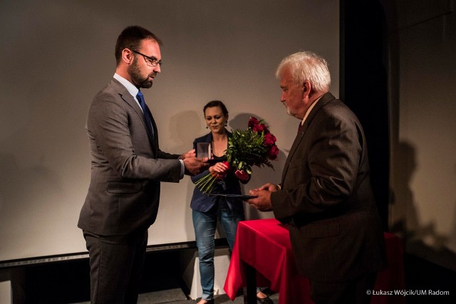 W imieniu władz miasta wiceprezydent, Mateusz Tyczyński, wręczył Leszkowi Jastrzębiowskiemu Medal Prezydenta Radomia za wieloletnią działalność artystyczną i osiągnięcia w dziedzinie fotografii. 