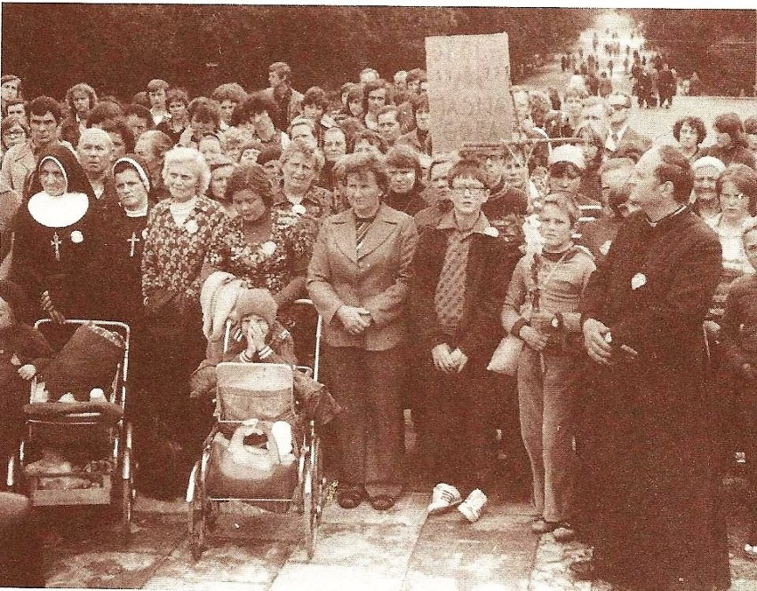 Opolska pielgrzymka na Jasną Górę. 1977 rok. Pielgrzymi u...