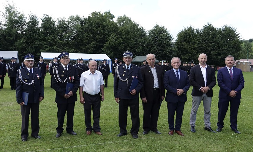 Muszynka. Ochotnicza Straż Pożarna obchodzi 100-lecie swojego istnienia. Druhowie otrzymali nowy sztandar [ZDJĘCIA]