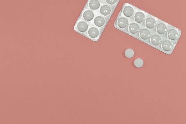 Aspiryna przez wielu uznawana jest za panaceum na wszystkie dolegliwości. Choć lek ten zrewolucjonizował przemysł farmaceutyczny, specjaliści wskazują, że niektórzy powinni zachować szczególną ostrożność przy stosowaniu go. Sprawdź w artykule, kto nie powinien brać aspiryny. Szczegóły w galerii>>>