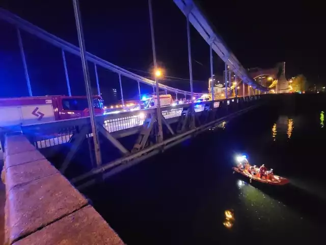 Zaledwie minutę po północy, w poniedziałek (1 stycznia) pod numer alarmowy 112 wpłynęło zgłoszenie o mężczyźnie, który wskoczył do Odry z Mostu Grunwaldzkiego.