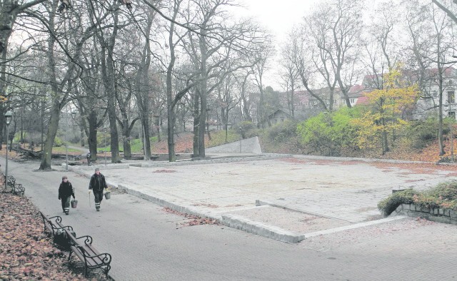 Ten niewielki plac w parku w centrum Stargardu miał nawierzchnię asfaltową, a nowa jest z kostki. Granie w koszykówkę nie będzie tak przyjemne, jak było wcześniej. No i nie będzie już dwóch koszy