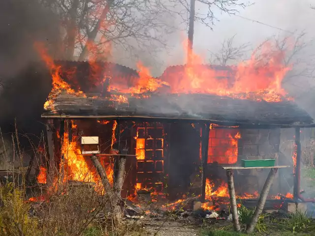 Płonący domek na działkach.