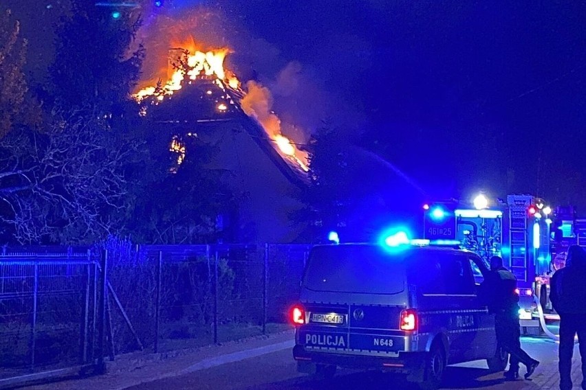 Pożar dachu budynku na ul. Kochanowskiego w Kwidzynie. Podczas przeszukiwania pomieszczeń odnaleziono ciało zmarłej osoby