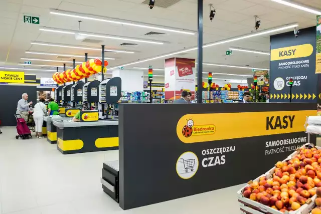 Ile zarabia kasjer w supermarkecie? Zarobki kasjera zależą od stażu pracy? Ile zarabia się "na kasie"? [wynagrodzenie, premie]