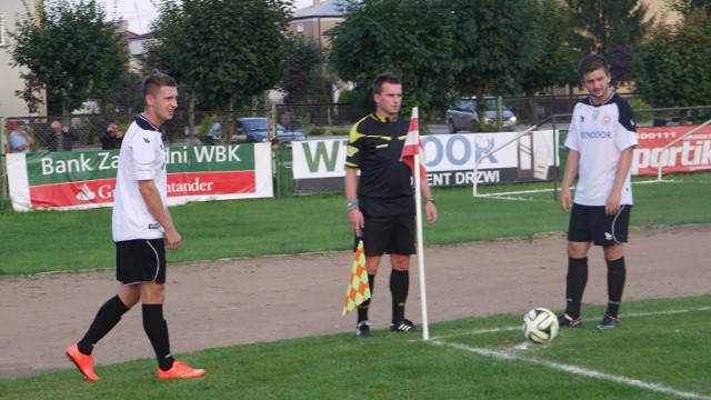 Piłkarze Pilicy przegrali mecz w 90 minucie. Z prawej, Przemysław Jakóbiak, z lewej Kamil Tomas.