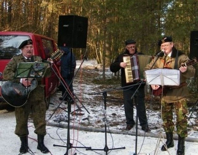 Po uroczystościach na Borze wystąpił zespół Klin z Wąchocka - zaprezentował pieśni patriotyczne.