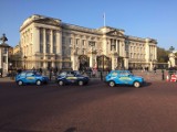 Trzy łódzkie maluchy przed pałacem Buckingham w Londynie. Łodzianie dojechali!