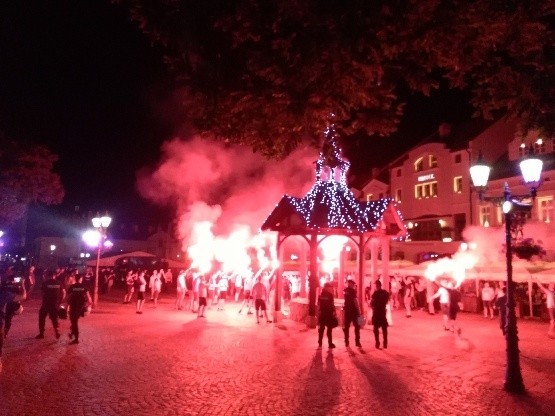 Piłkarze Resovii Rzeszów, na jedną kolejkę przed końcem sezonu 3 ligi, pokonali w sobotę drużynę KSZO 1929 Ostrowiec Świętokrzyski 4:1 . Ta wygrana zapewniła im awans do 2 ligi. Sukces swojej drużyny uczcili kibice na rzeszowskim rynku. W nocy szalikowcy odpalili race w centrum miasta.  - Policja musiała interweniować ponieważ doszło do zakłócenia porządku. Około północy grupa mężczyzn odpaliła około 10 rac - mówi Marta Tabasz-Rygiel, rzecznik prasowy Komendanta Wojewódzkiego Policji w Rzeszowie. - Kilkanaście osób zostało wylegitymowanych. 11 osób dostało mandat za wykroczenie, wobec dwóch zostaną skierowane wnioski o ukaranie do sądu, a jedna osoba odpowie za znieważenie funkcjonariusza na służbie.Konrad Domoń, kapitan Resovii: Pokazaliśmy najlepszą piłkę i awans nam się należał [WIDEO]