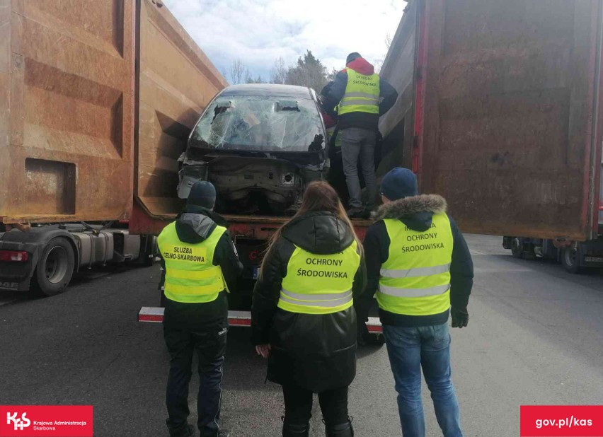 Kierowca ciężarówki przewoził do Polski nielegalne odpady.