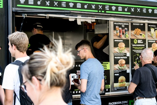 Przez dwa dni, sobotę i niedzielę, food trucki karmiły zielonogórzan. Gdyby nie potworny upał, pewnie chętnych byłoby więcej. Leżaki w cieniu przyciągały zmęczonych wysoką temperaturą. Co było do zjedzenia? Popatrzmy!POLECAMY: FOOD TRUCKI W 2018 ROKU W ZIELONEJ GÓRZEZOBACZ FILM - FOOD TRUCKI W ŻARACH