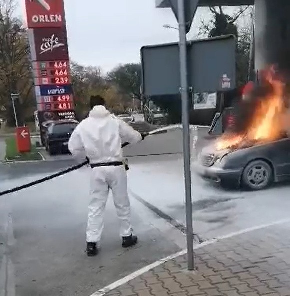Szczecin. Samochód palił się na stacji. Ugasili go pracownicy ZWiK