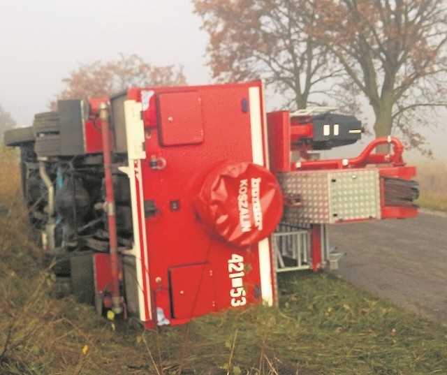 Kierowca podnośnika chciał ominąć dzika. W efekcie auto wpadło do rowu.