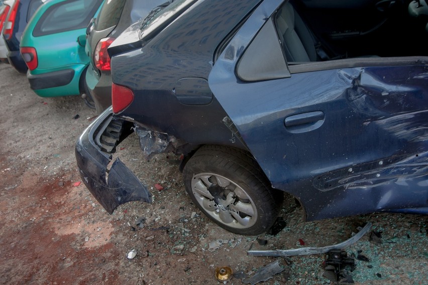 Pijany 24-latek zniszczył 19 samochodów