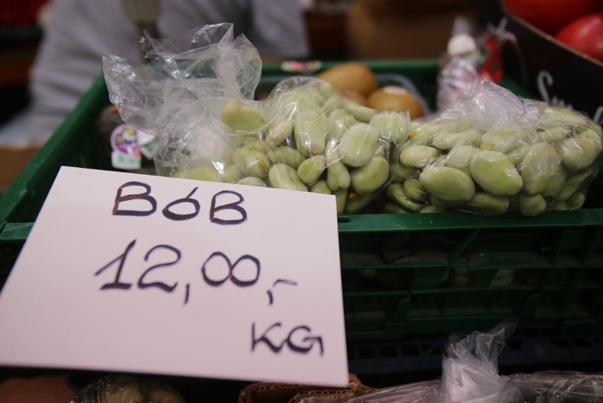 Ceny młodej kapusty wyższe niż w ubiegłym roku. Wciąż drożeją truskawki. Jakie ceny na bazarze w Katowicach?