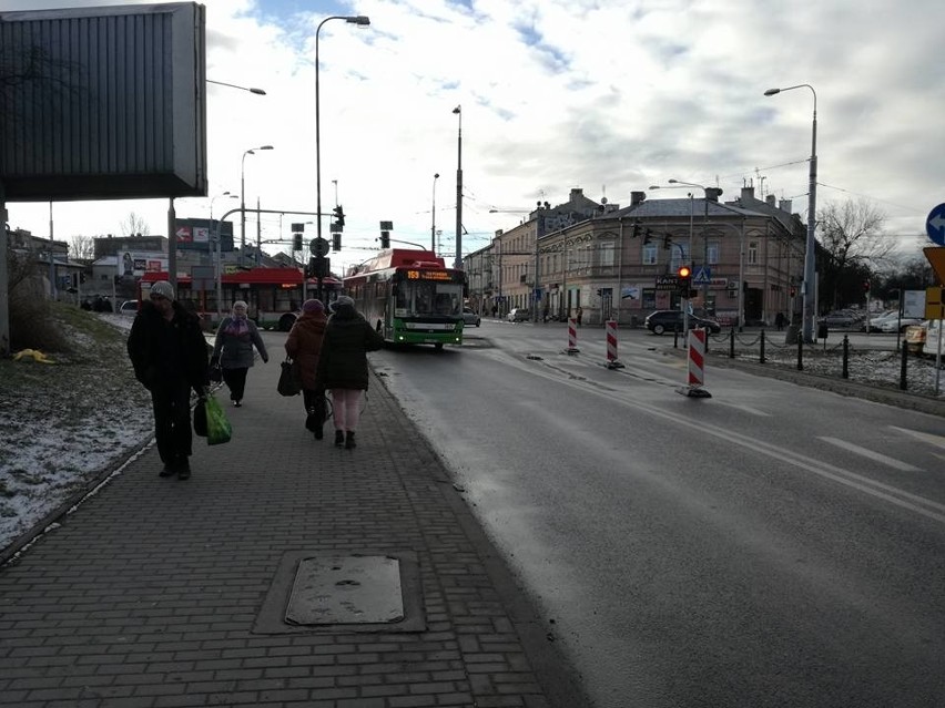 Zamknięta ul. Fabryczna. Samochody jeżdżą objazdami. Korkuje się ul. Wolska, ale ma być lepiej