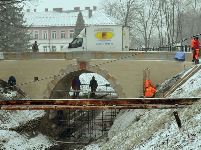 Zabytkowy most po 200 latach użytkowania doczekał się pierwszego remontu.