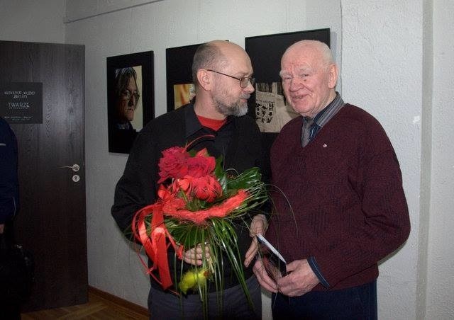 Krzyszto anin Kuzko( z lewej)  i Edward Kruk, szef radomskiego FotoKlubu RP pdoczas otwarcia wystawy Krzysztofa Kuzki.