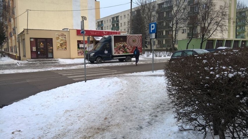 Parkowanie przed sklepem mięsnym przy ul. Antoniukowskiej w...