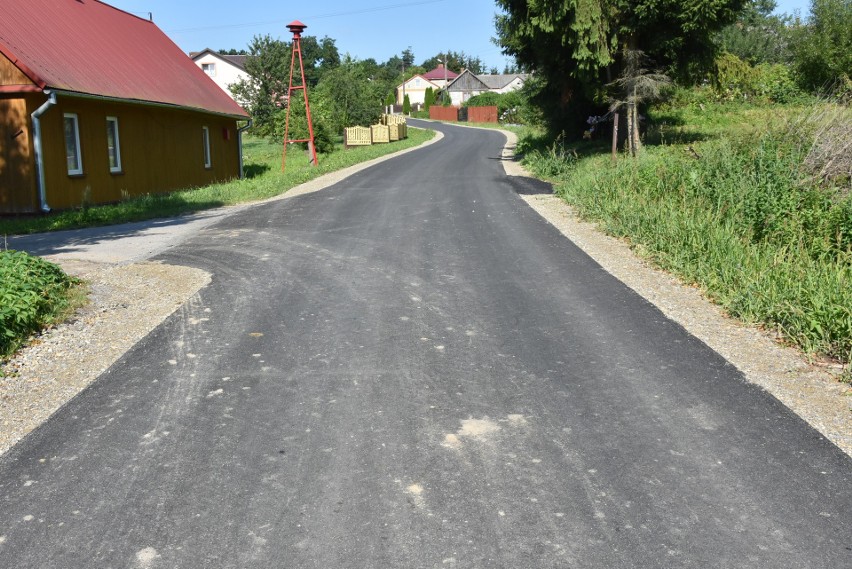 Gmina Iwaniska remontuje drogi. Oddano trzy kolejne odcinki (ZDJĘCIA)
