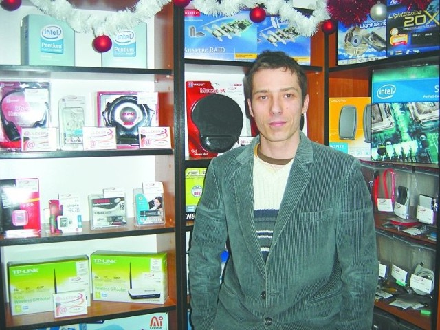 Tomasz Grzybowski stracił pracę w ZNTK. Postanowił zaryzykować. Otrzymał unijną dotację, założył własny sklep i serwis komputerowy. - Warto było - mówi.