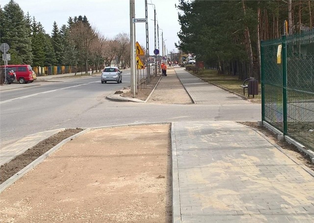 Nowa ścieżka wzdłuż drogi krajowej numer 48 w Białobrzegach dla rowerzystów będzie asfaltowa, a dla pieszych - z kostki.