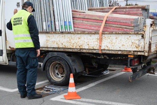 Policjanci wspólnie z funkcjonariuszami Inspekcji Transportu Drogowego przeprowadzili na Podkarpaciu wzmożone działania prewencyjne "Tonaż". Zwracano szczególną uwagę na przypadki kierujących, którzy nie stosują się do znaków drogowych dotyczących mas pojazdów, a tym samym powodują niszczenie nawierzchni dróg. Policjanci sprawdzali też stan techniczny pojazdów ciężarowych i stan trzeźwości kierujących.W trakcie działań skontrolowano 43 pojazdy ciężarowe i ujawniono 27 naruszeń ograniczeń tonażowych. Zatrzymano też 3 dowody rejestracyjne.