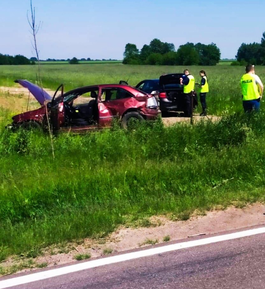 Czyżew. Wypadek na "krajowej" 63. Samochód zjechał do rowu i dachował. Cztery osoby przetransportowano do szpitala