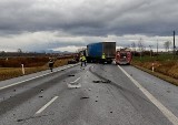 Śmiertelny wypadek pod Prudnikiem. Volkswagen czołowo zderzył się z ciężarówką. Droga krajowa jest zablokowana