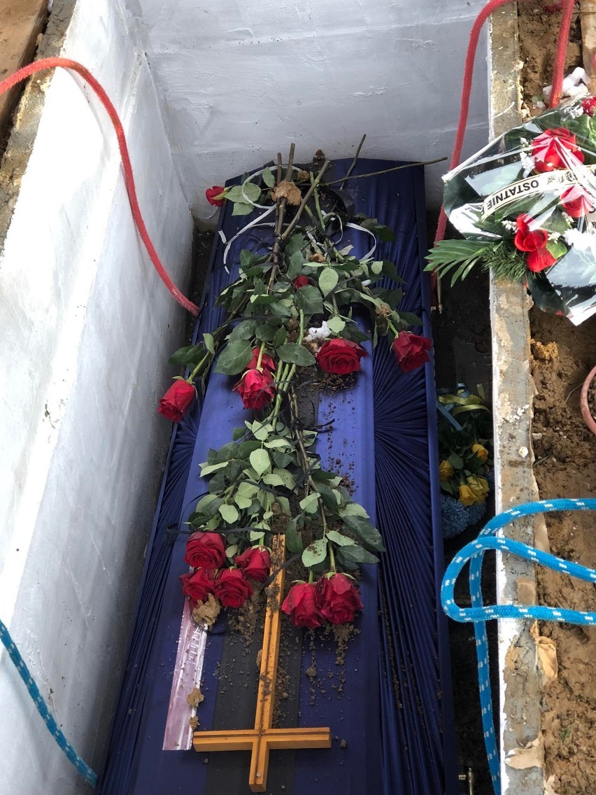 Pogrzeb bohatera walk na Ukrainie, Janusza Szeremety. Ceremonię w Szklarach odprawiła mistrzyni z Sandomierza. Zobacz zdjęcia