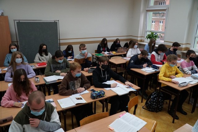 Dyrektorzy, z którymi rozmawialiśmy, podkreślają, że większość nauczycieli jest już po szczepieniach – w Poznaniu to ponad 70 proc. W II LO tylko 3 dydaktyków (z 63) z powodów zdrowotnych nie mogło przyjąć szczepionki, co daje ponad 90-procentową zaszczepioną kadrę. Podobnie jest w Zespole Szkół Łączności czy w Szkole Podstawowej nr 51, a w Szkole Podstawowej nr 11 kadra jest zaszczepiona w 70-80 proc. Jak usłyszeliśmy, w tych szkołach niezaszczepieni nie stanowią problemu, ponieważ jest ich bardzo mało.