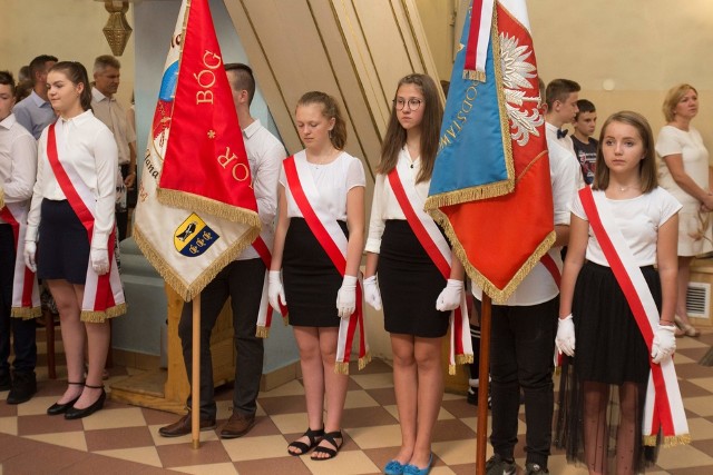 Poczty sztandarowe szkół z gminy Mirzec podczas rocznicowej mszy św. w kościele Św. Leonarda