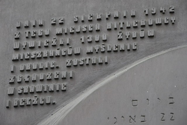 W Myślenicach miejscem, gdzie czci się pamięć deportowanych stąd w 1942 roku 1300 Żydów jest tablica na kamienicy w Rynku