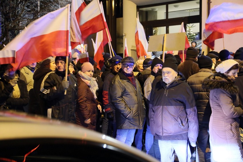 Protest przed TVP3 Lublin. Wśród protestujących m.in Przemysław Czarnek i Jarosław Stawiarski. Zdjęcia
