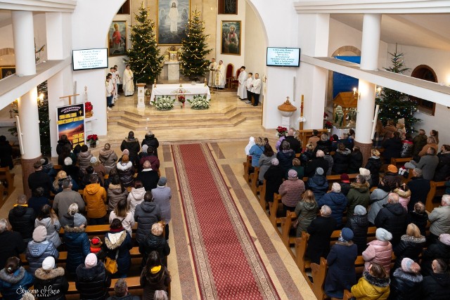 Wiele osób uczestniczyło w Pasterkach w kościołach w Kielcach - na zdjęciu wierni w kościele Przemienienia Pańskiego w Kielcach - Białogonie.