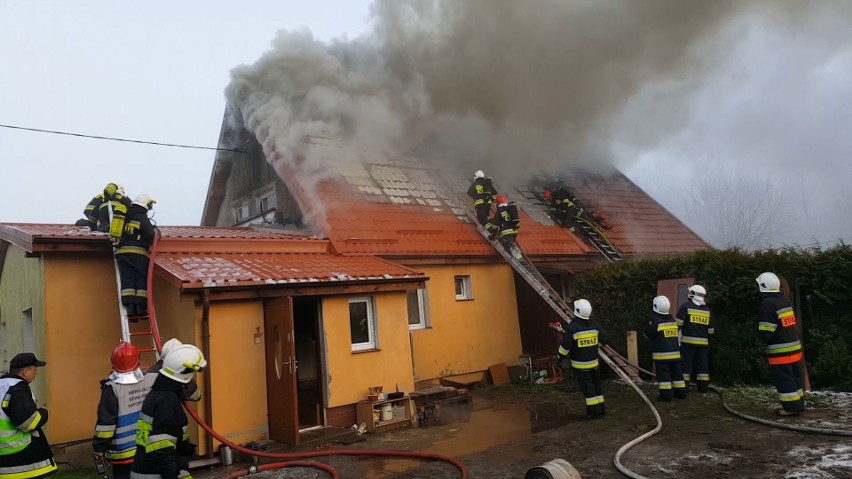 Pożar w Czechach koło Grzmiącej. Cztery rodziny straciły dach nad głową