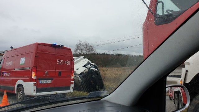 Na ulicy Polanowskiej w Sławnie silny podmuch wiatru zepchnął ciężarówkę do przydrożnego rowu. Na miejscu była straż pożarna i policja. - W wyniku silnego podmuchu wiatru kierujący nie zapanował nad pojazdem i przewrócił się na bok do rowu. Na szczęście nikomu nic się nie stało - mówi nam mł. asp. Kinga Warczak, rzecznik prasowy Komendy Powiatowej Policji w Sławnie. Kierowcą okazał się być 35-letni mężczyzna, obywatel Ukrainy. W akcji uczestniczyły 4 zastępy Państwowej Straży Pożarnej ze Sławna. Działania strażaków polegały na zabezpieczeniu miejsca zdarzenia. - Na szczęście nie doszło do wycieku paliwa. Strażacy przy użyciu pompy wypompowali ze zbiornika około 200 litrów paliwa - informuje mł. kpt. Damian Tomczyk, oficer prasowy Państwowej Straży Pożarnej w Sławnie. 