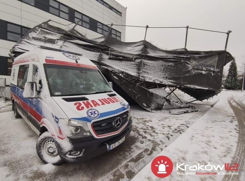 Kraków. Burza śnieżna nad miastem. Powalone drzewa, zerwane sieci, uszkodzony ambulans. Trudna sytuacja na drogach [ZDJĘCIA]
