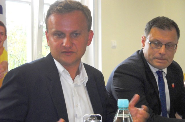 Wiceminister rodziny Bartosz Marczuk (z lewej) z burmistrzem Nysy Kordianem Kolbiarzem. 