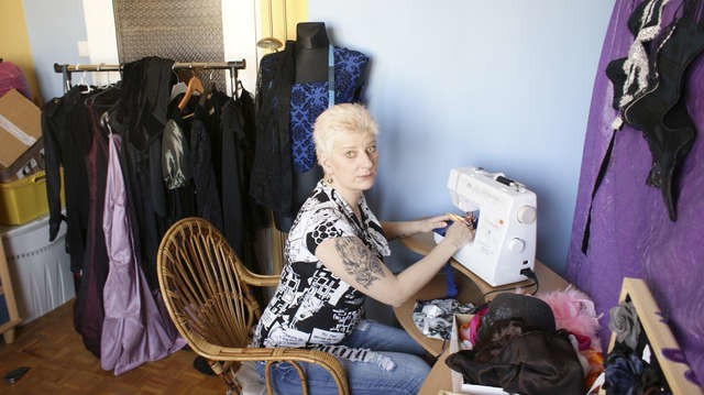 Joanna Przygodzka sama projektuje i szyje swoje stroje