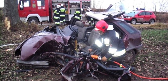 Kazimierscy strażacy przy użyciu specjalistycznego sprzętu wydobyli 20-letniego kierowcę z wraku citroena w wypadku w Tempoczowie Kolonii.